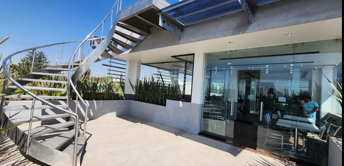 Edificio comercial moderno terminado
