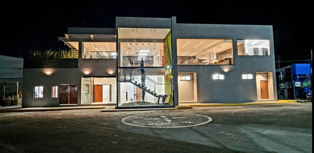 Fotografía de edificio comercial terminado en Puebla